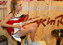 Cara Delevingne toca guitarra em camarote do Rock In Rio!