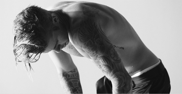 Justin Bieber fala sobre namoro, religião e o futuro profissional na revista "Complex"