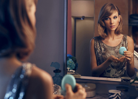 Taylor Swift é a nova garota propaganda da linha de cosméticos China. Veja fotos!
