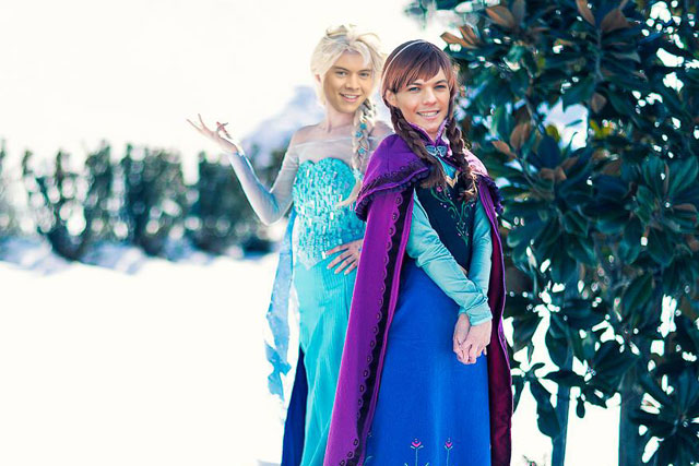 Harry Styles e Louis Tomlinson da One Direction como Elsa e Anna, princesas de Frozen, da Disney