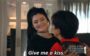 Manter o bom humor para se dar bem com os pais: Kylie Jenner pedindo um beijo de Kris Jenner