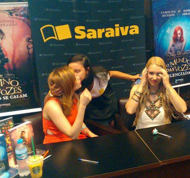 Tarde de autógrafos com Sophia Abrahão e Carolina Munhóz!