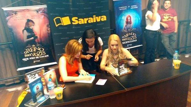 Tarde de autógrafos com Sophia Abrahão e Carolina Munhóz!
