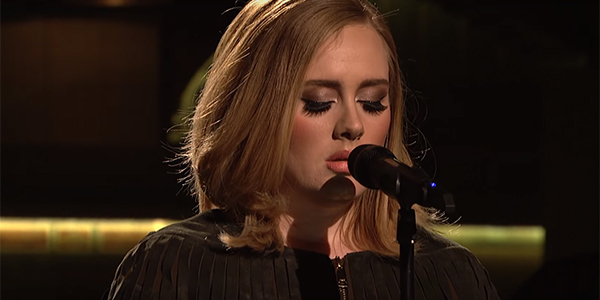 Adele se apresenta no Saturday Night Live