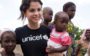 Ajudar o próximo fazendo visitar à instituições de caridade: Selena Gomez em apio à UNICEF
