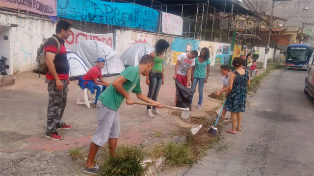 Estudantes ocupando escola