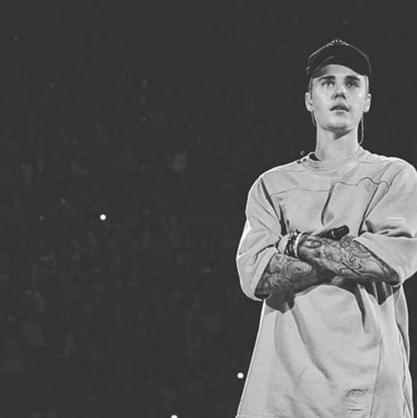 Justin Bieber interrompe show para rezar pelas vítimas dos atentados em Paris