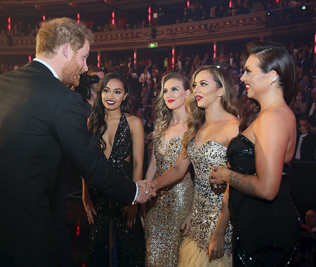 One Direction e Little Mix se encontram com Príncipe Harry em evento da realeza britânica