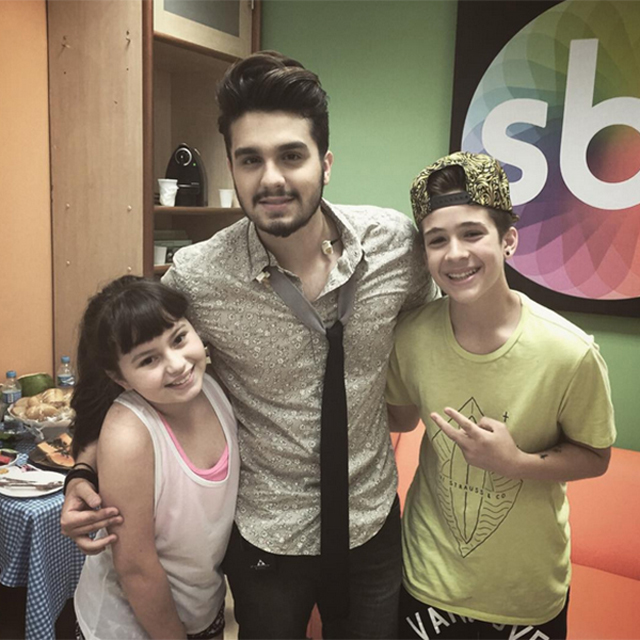 Luan Santana visita elenco da novela Cumplices de Um Resgate