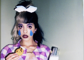 Descubra o motivo de Melanie Martinez ter duas cores no cabelo!