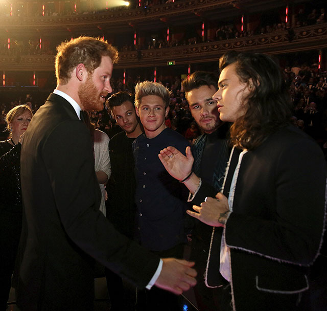 One Direction e Little Mix se encontram com Príncipe Harry em evento da realeza britânica