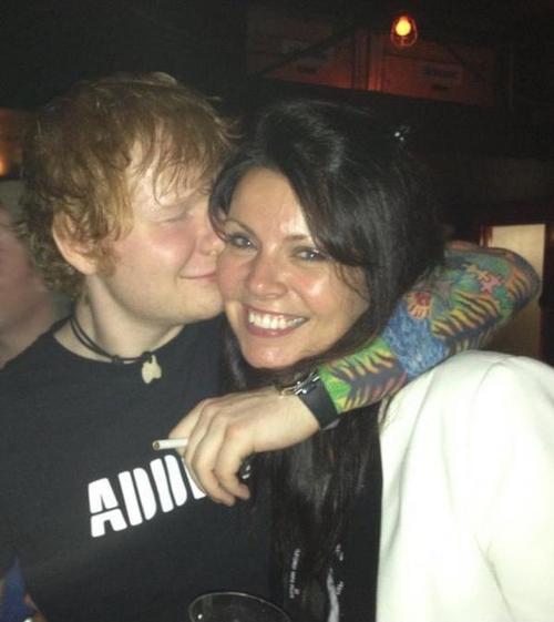 Ed Sheeran e a mãe de Harry Styles, Anne Cox