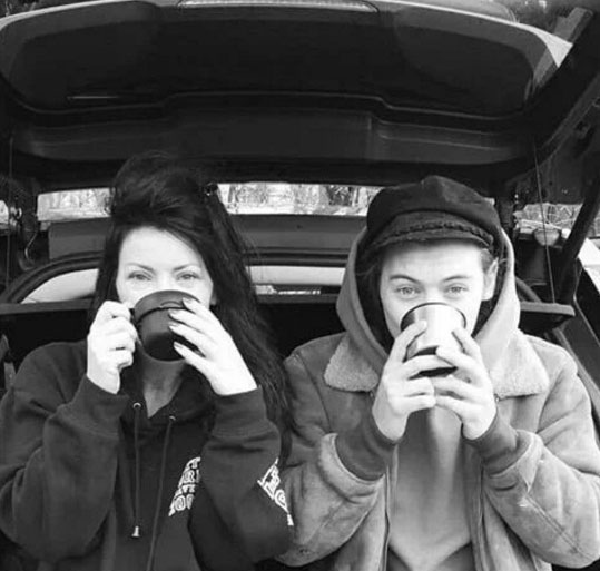 Harry Styles e mãe Anne Cox