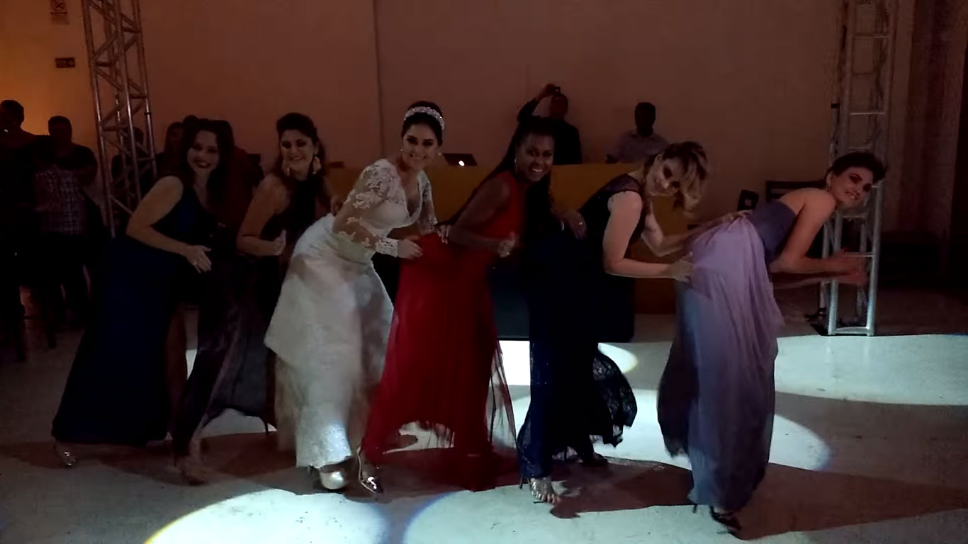 Noivas dançam Bang no casamento