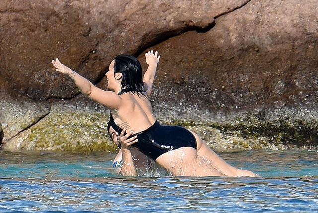 Demi Lovato curte o mar com Wilmer Valderrama