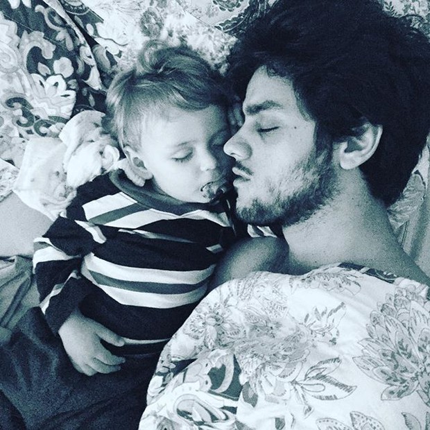 Fofura do dia: Felipe Simas dorme ao lado do filho