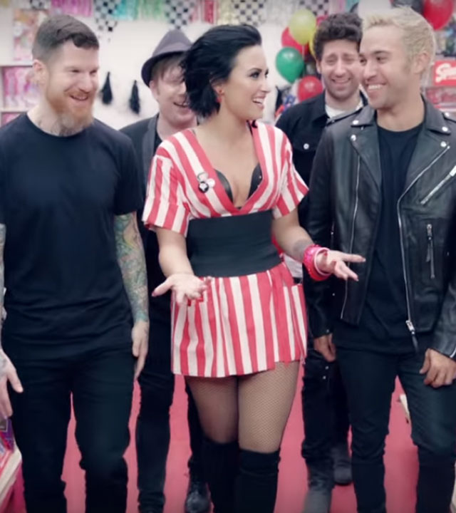 Demi Lovato está toda rockeira no novo clipe em parceria com Fall Out Boy