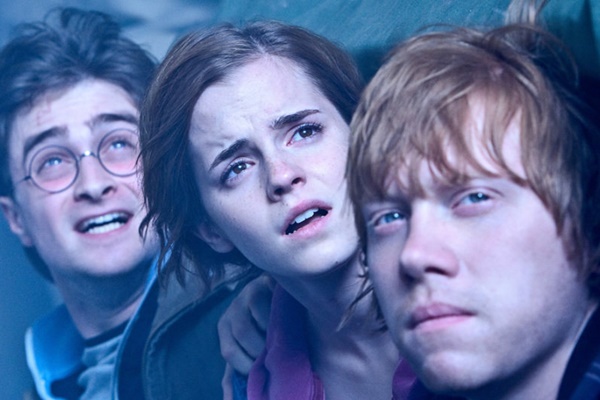 Rupert Grint diz que foi difícil beijar Emma Watson em "Harry Potter" 