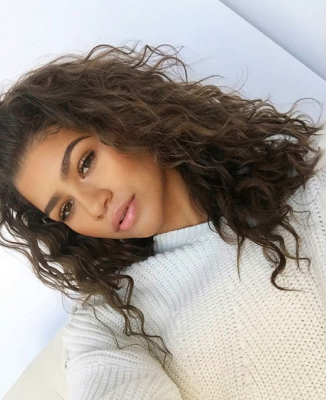 Zendaya conta que se sentia insegura em relação ao seus cabelos cacheados