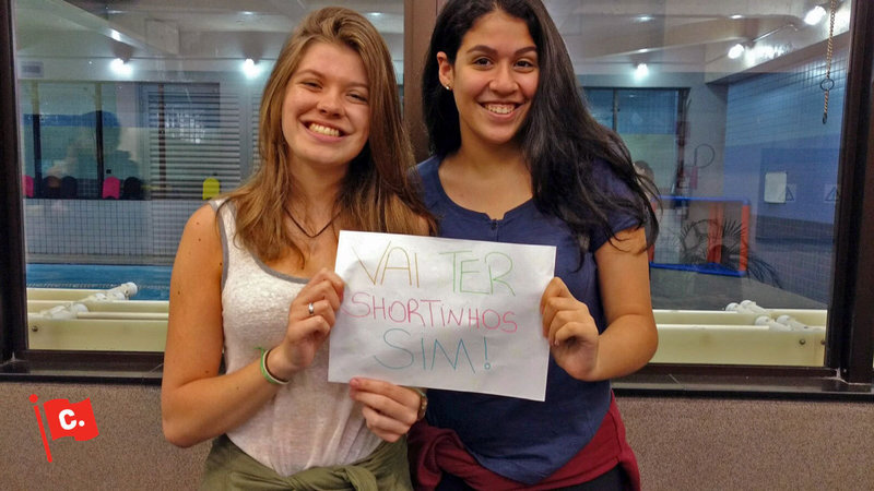 alunas do colégio etapa se manifestam pelo uso de shorts curto