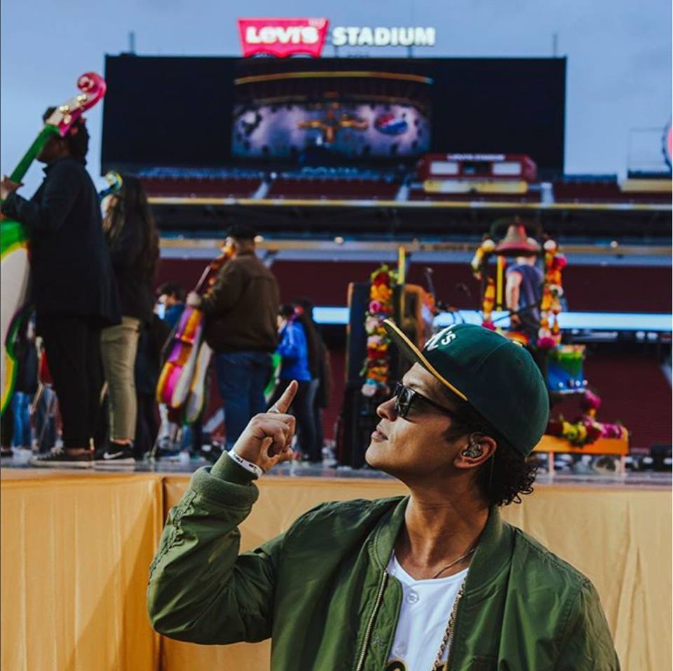 Bruno Mars confirma sua participação no intervalo do Super Bowl 2016
