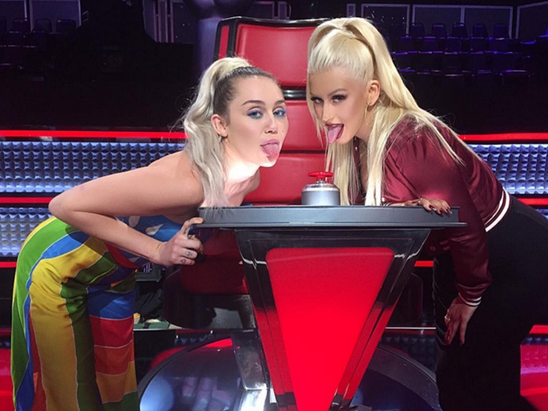 Christina Aguilera se diverte com Miley Cyrus no "The Voice"