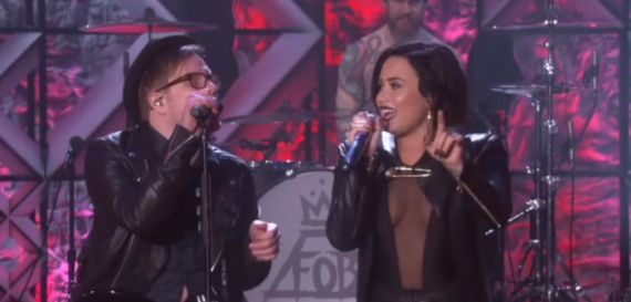 Fall Out Boy e Demi Lovato se apresentam juntos com "Irresistible''