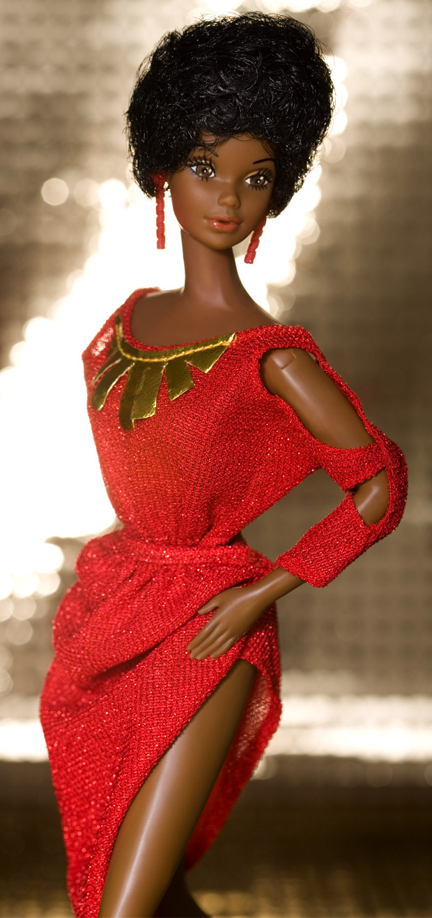Confira a evolução fashion da boneca Barbie