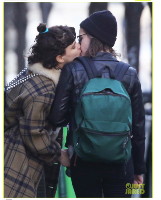 Kristen Stewart beijando a atriz Soko