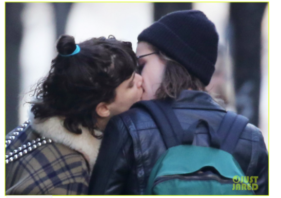 Kristen Stewart beijando a atriz Soko