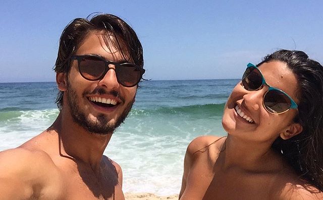 Giulia Costa e Brenno Leone se beijam em show