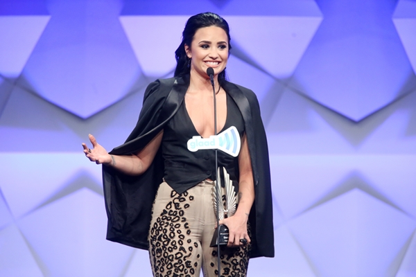 Demi Lovato recebe prêmio por apoiar a causa LGBT