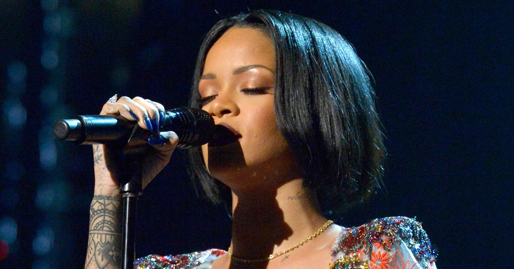 Rihanna faz homenagem a Prince em show