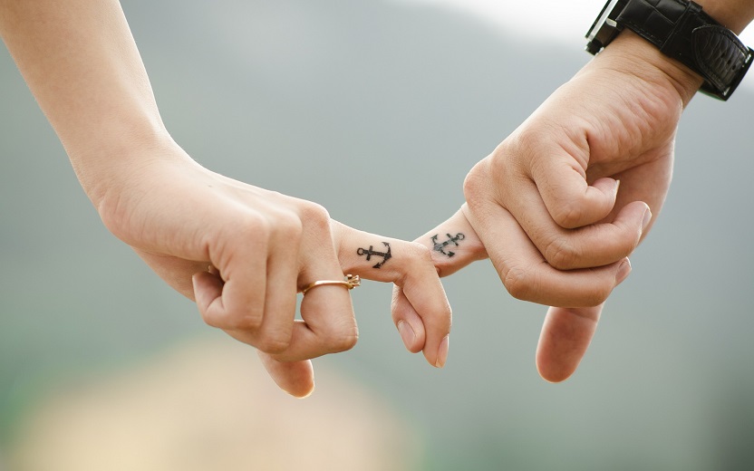 par perfeito de cada signo casal com dedos juntos