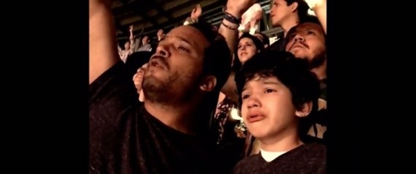 Pai filma filho autista ouvindo sua música favorita durante show do Coldplay