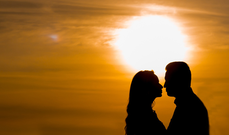 casal se olhando no pôr-do-sol