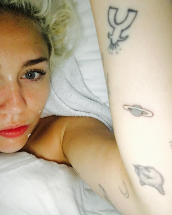 Miley Cyrus mostra sua nova tatuagem