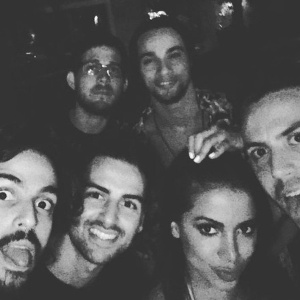 anitta, amigos e namorado