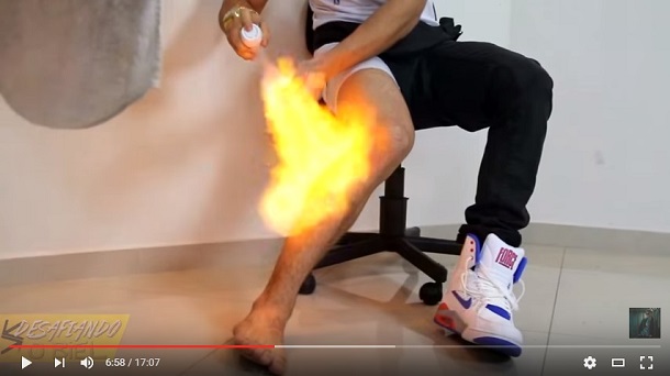 Biel depilando a perna com fogo