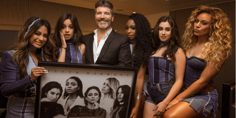 Fifth Harmony se encontra com Simon Cowell e recebe disco de platina