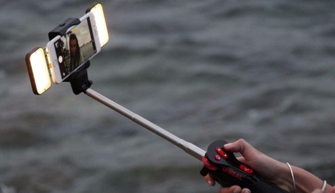 Pau de selfie com ventilador e luz