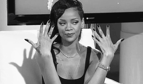 Rihanna mostrando suas unhas