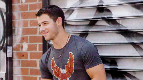 Nick Jonas sorrindo gif
