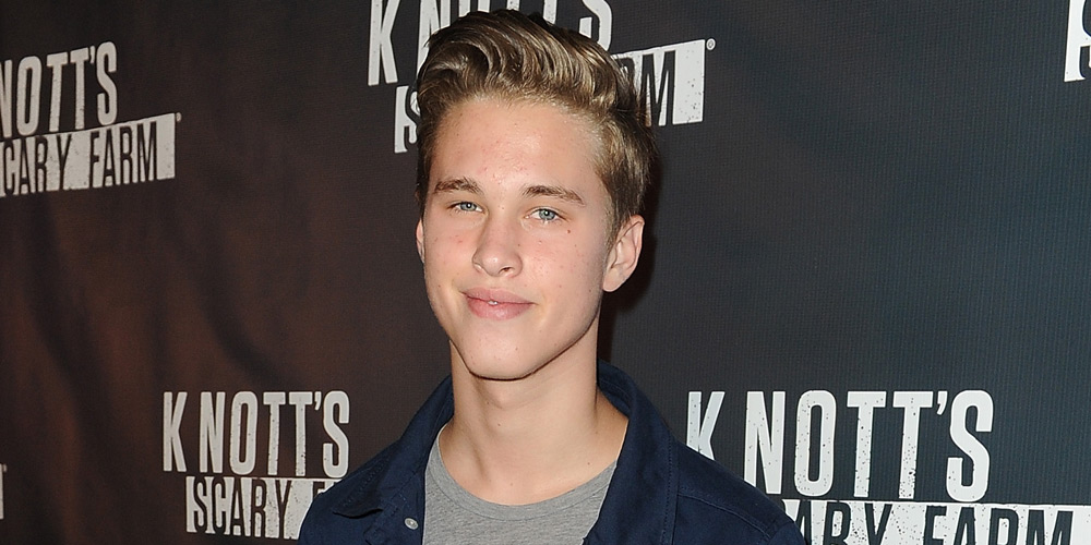 Ryan Beatty com camisa azul e cinza