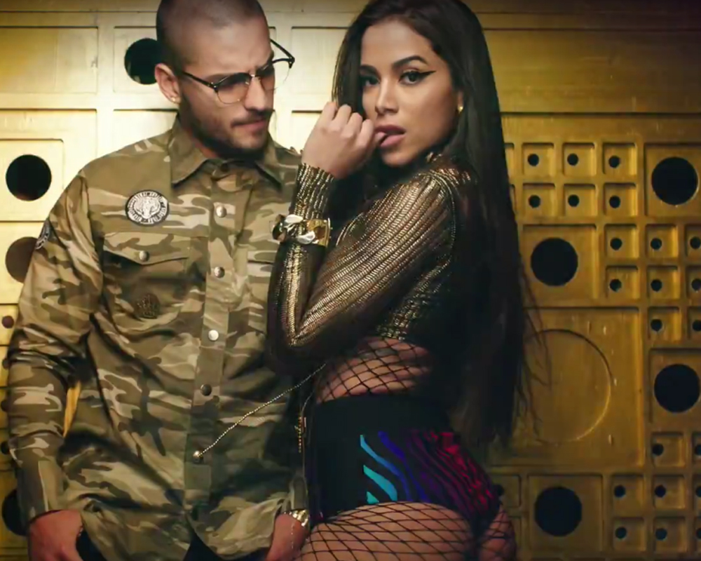 Anitta e Maluma no clipe de sim ou não