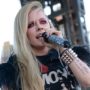 Avril Lavigne com acessórios de rock