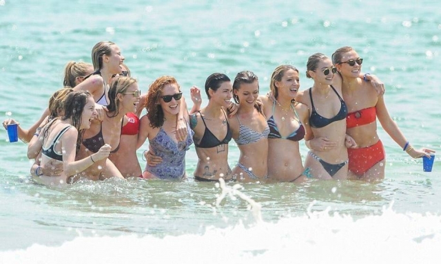 Taylor swift e amigos na casa de praia