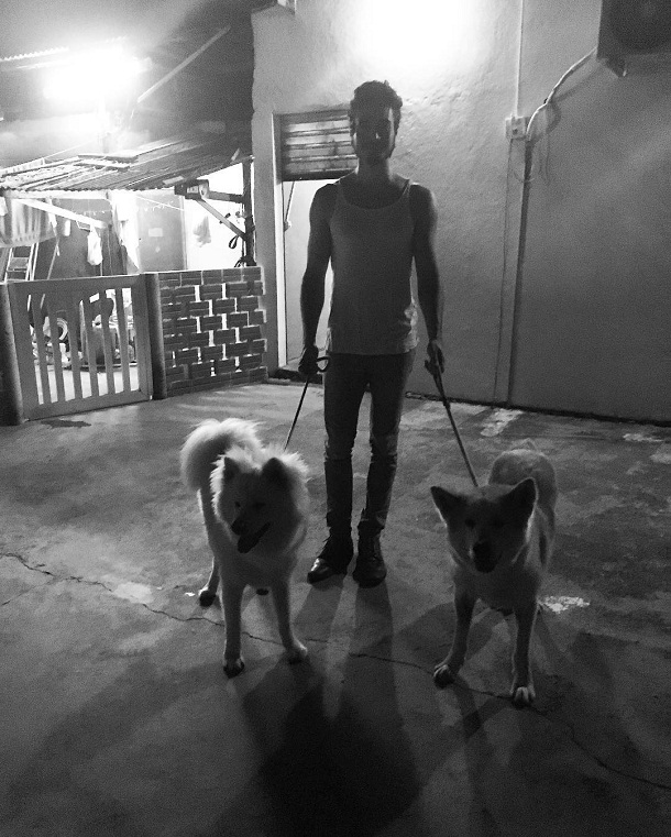 Tiago com cachorros