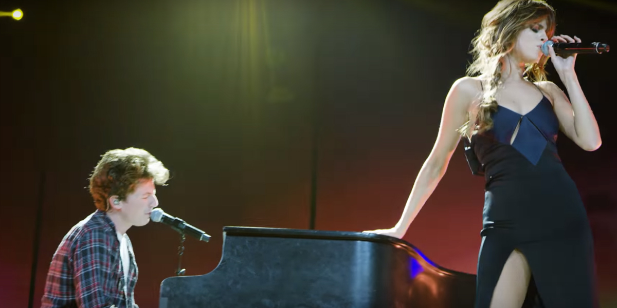 Charlie Puth e Selena Gomez no piano cantando “We Don’t Talk Anymore”