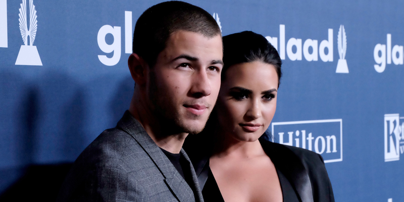 Demi e Nick Jonas fazem homenagem às vítimas de Orlando